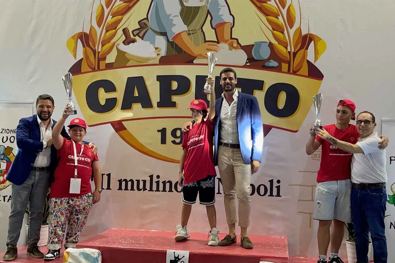 Il podio del Campionato-Mondiale-del-Pizzaiuolo-2023 nella categoria Juniores