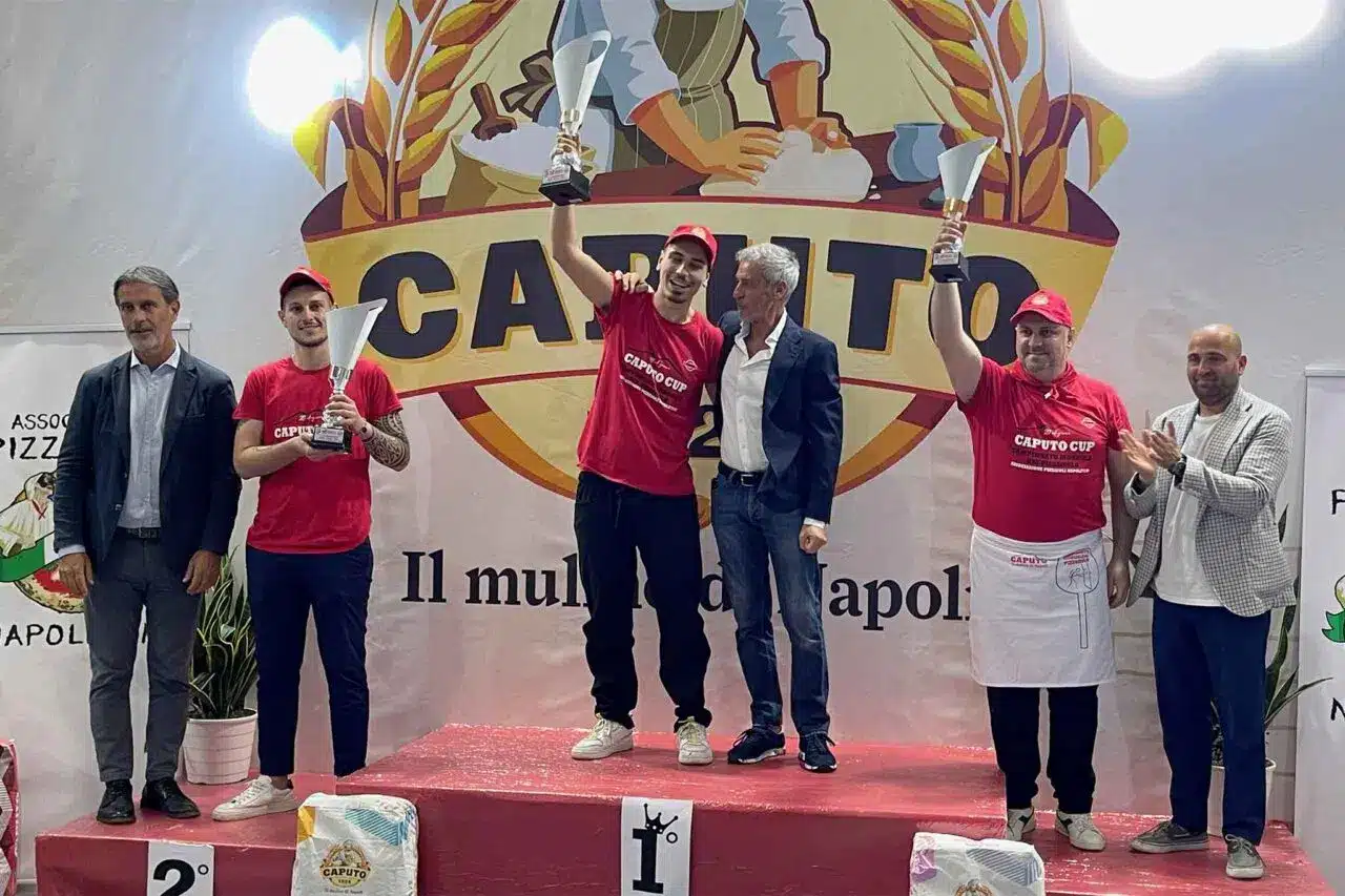 Il podio nella categoria pizza al metro, pizza in pala- Campionato mondiale del pizzaiuolo 2023- Trofeo Caputo