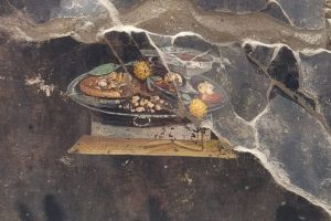 L'affresco raffigurante una natura morta che riproduce un soggetto simile a quella che sembra una pizza, ma è focaccia